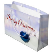 青い白いクリスマスボール、メリークリスマス ラージペーパーバッグ (裏面アングル)