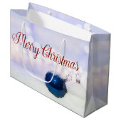 青い白いクリスマスボール、メリークリスマス ラージペーパーバッグ (正面アングル)