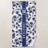 青い白いサッカーチームは男の子の女の子をカラー ビーチタオル (正面)