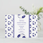 青い白いサッカーボールのパターン誕生日パーティー 招待状 (スタンド正面)