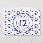 青い白いサッカーボールのパターン誕生日パーティー 招待状 (裏面)
