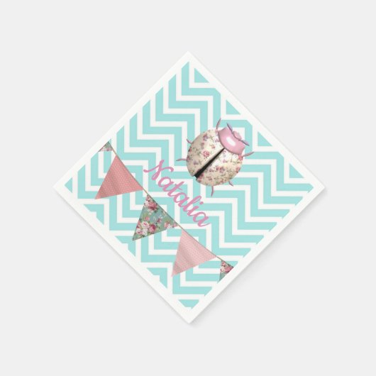 青い白いシェブロンのバンティング上のLadybugピンクフローラ スタンダードカクテルナプキン (角)