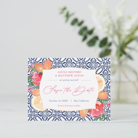 青い白いタイルピンクの柑橘類の結婚式の日付を保存 ポストカード (スタンド正面)