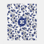 青い白いチームカラーのサッカーボール フリースブランケット (正面)