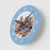 青い白いロ魅力的ーマ数字のカスタム写真 ラウンド壁時計 (傾斜)