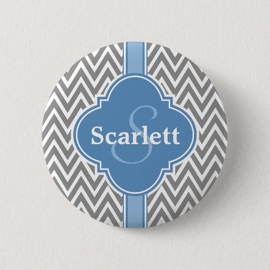 青い白い灰色のシェブロンのパターンとモノグラム 缶バッジ (正面)