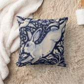 青い白い跳躍うさぎハレバニーチノワセリー クッション (ブランケット)