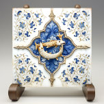 青い白い金ゴールド魚の中世のスクロール作品 タイル<br><div class="desc">この素晴らしタイルデザインは、中央に2つの優雅な魚を備え、青いアカントスの離れフローラと繊細な金ゴールド強調のスクロールに囲まれている。中世とルネサンスインスパイアの陶芸によっては、このパターンは左右対称のレイアウトと豪華なディテールで永遠のエレガンスを呼び起こす。自然愛好家のための完璧なデザイン、リーガルモチーフ、ヴィンテージヨーロッパのスタイル、このアートワークは、装飾やアクセサリーに洗練されたロマンチックなtouchを追加する。</div>