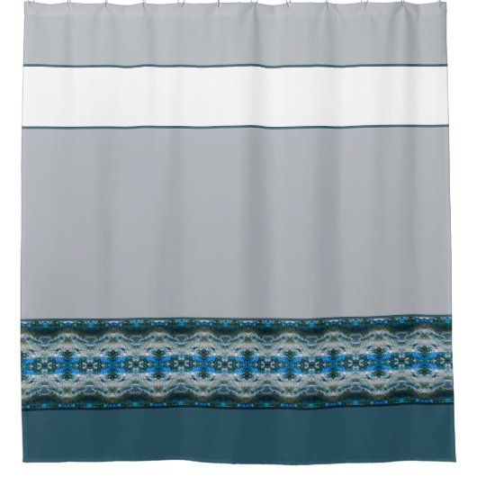 青い白とグレーのデザイナーアクセント付きパターン シャワーカーテン (正面)