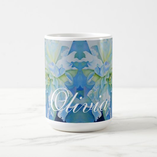 青い白のロマンチックな牡丹の絵画水色 コーヒーマグカップ (中央)