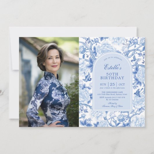 青い白のChinoiserieフローラ50誕生日写真 招待状 (正面)