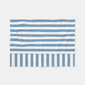 青い白ストライプ模様 フリースブランケット (正面(横))