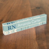 青い白モダンデイジー名パーソナライズされたRNナース デスクネームプレート (側面)