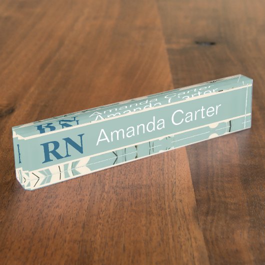 青い白モダンデイジー名パーソナライズされたRNナース デスクネームプレート (側面)