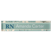 青い白モダンデイジー名パーソナライズされたRNナース デスクネームプレート (正面)