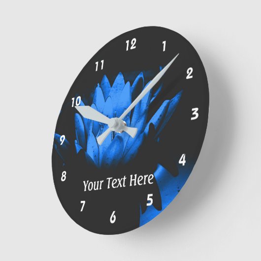 青い白熱［赤熱］光を放つ蓮の水ゆりの花のアート ラウンド壁時計 (傾斜)