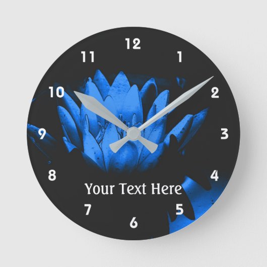 青い白熱［赤熱］光を放つ蓮の水ゆりの花のアート ラウンド壁時計 (正面)