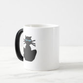 青い目のアニメが描かれたサッシーな黒猫 マグカップ (正面左)