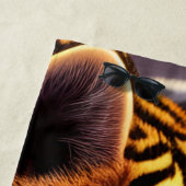 青い目のタイガーカッブと紫の花 ビーチタオル (インサイチュ)