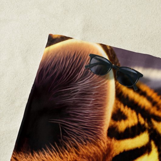 青い目のタイガーカッブと紫の花 ビーチタオル (インサイチュ)