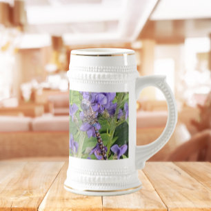 青い目のダーナトンボ紫色の花 ビールジョッキ