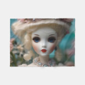 青い目のヴィンテージ人形 フリースブランケット (正面(横))