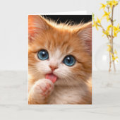 青い目の仔猫の前足ペロペロ カード (黄色い花)