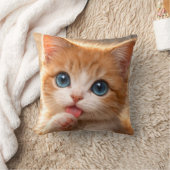 青い目の子猫が肉球を舐める姿 クッション (ブランケット)