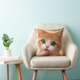 青い目の子猫が肉球を舐める姿 クッション