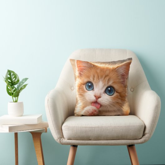 青い目の子猫が肉球を舐める姿 クッション (椅子)