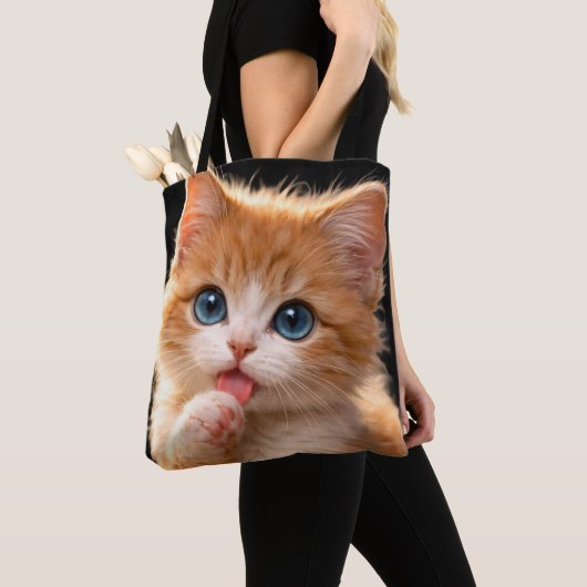 青い目の子猫の前足ペロペロ トートバッグ (クローズアップ)