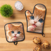 青い目の子猫の前足ペロペロ 鍋つかみ&鍋敷きセット (トップダウン)