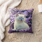 青い目の子猫の薄紫花入り篭 クッション (ブランケット)