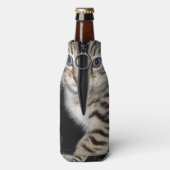 青い目の灰色のふわふわの子猫 ボトルクーラー (ボトル裏面)