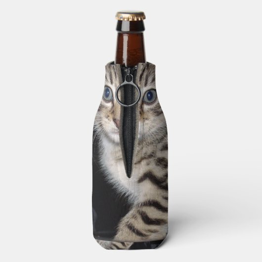 青い目の灰色のふわふわの子猫 ボトルクーラー (ボトル裏面)