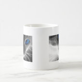 青い目の白黒子猫猫 コーヒーマグカップ (中央)