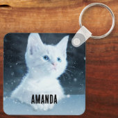青い目をした可愛いかわいらし白い子猫 キーホルダー (裏面)