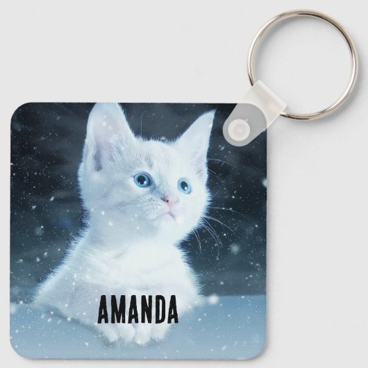 青い目をした可愛いかわいらし白い子猫 キーホルダー (裏面)