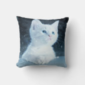 青い目をした可愛いかわいらし白い子猫 クッション (正面)