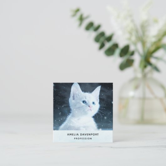 青い目をした可愛いかわいらし白い子猫 スクエア名刺 (スタンド正面)