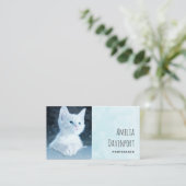 青い目をした可愛いかわいらし白い子猫 名刺 (スタンド正面)