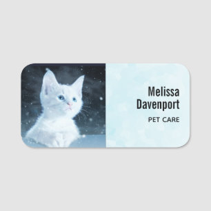 青い目をした可愛いかわいらし白い子猫 名札