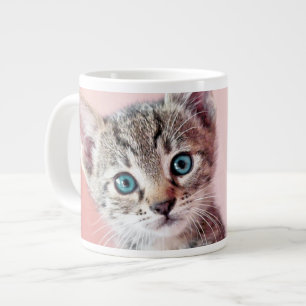 青い目をした可愛い子猫。 ジャンボコーヒーマグカップ