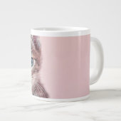 青い目をした可愛い子猫。 ジャンボコーヒーマグカップ (正面右)