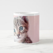 青い目をした可愛い子猫。 ジャンボコーヒーマグカップ (正面)