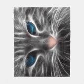 青い目をした猫の素敵な顔 フリースブランケット (正面)