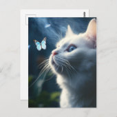 青い目をした白い猫が蝶を見る ポストカード (正面/裏面)