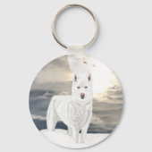 青い目をした、白いハスキーで、雪の中にアルティック・スカイ キーホルダー (裏面)