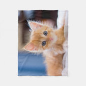 青い目を持つかわいい猫 フリースブランケット (正面)