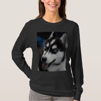 青い目を持つ美しいシベリアのハスキー Tシャツ